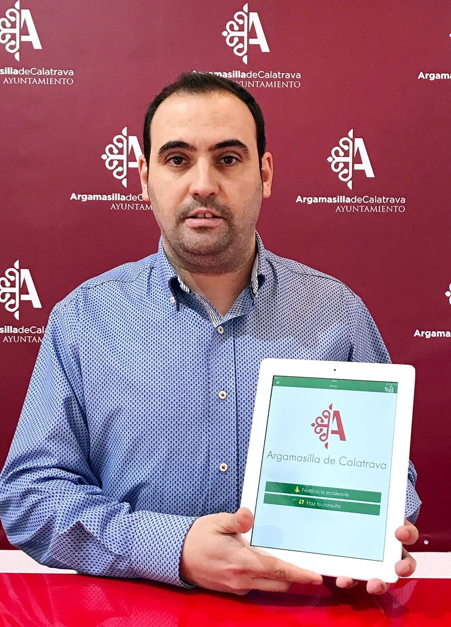 Jesús Ruiz, concejal responsable de Nuevas Tecnologías, mostrando una de las páginas de la APP 'Línea Verde'