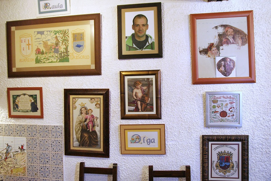Parte de los bordados expuestos