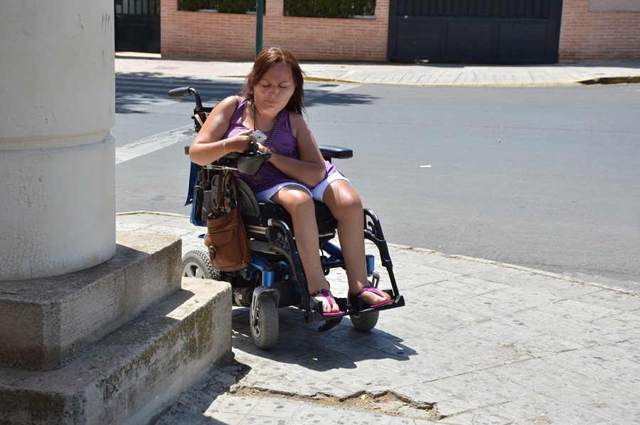 Persona con movilidad reducida utilizando la aplicación