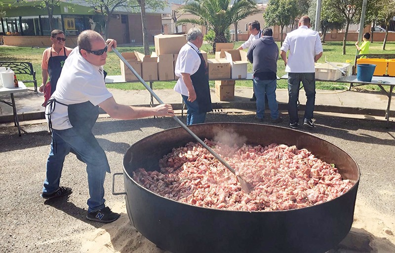 Preparando la gran caldereta de cordero con que este domingo se cerró 'Sabores del Quijote'