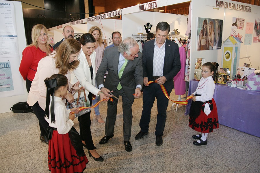 Cortando la cinta inaugural