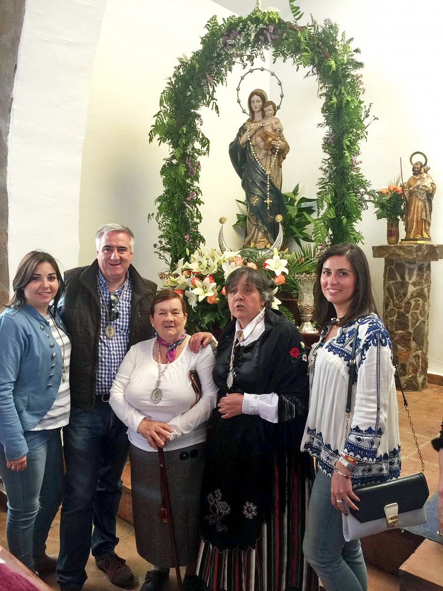 El alcalde José Lozano, junto a su represante pedánea, otras componentes de la Corporación y de San Benito, ante la imagen de la Virgen del Rosario