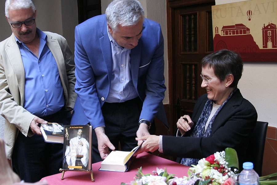 El alcalde José Lozano saluda el pasado sábado a María Jesús Fernández Cordero, autora del importante tratado sobre el santo almodovareño