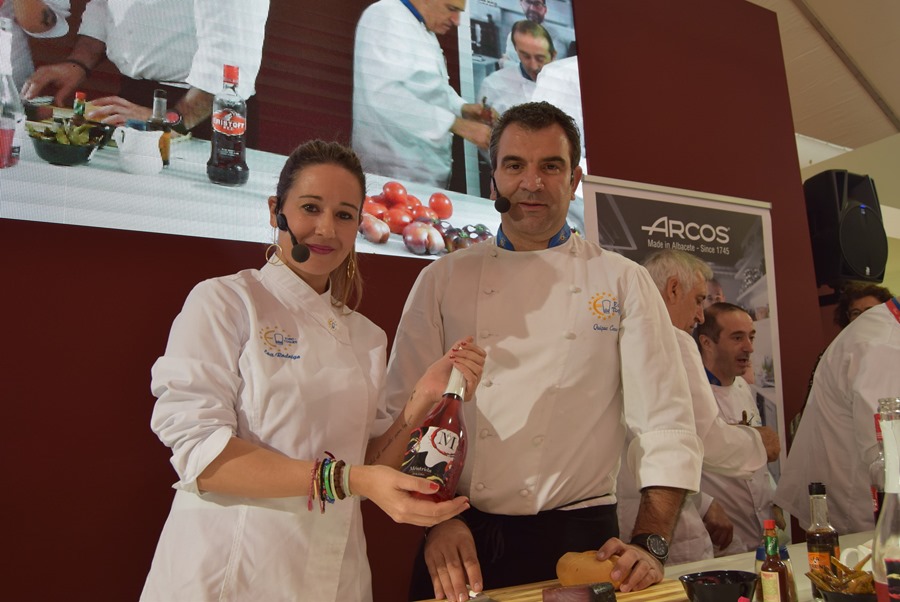 El cocinero Quique Cerro y Eva Mar&iacute;a Rodrigo maridan con DO M&eacute;ntrida