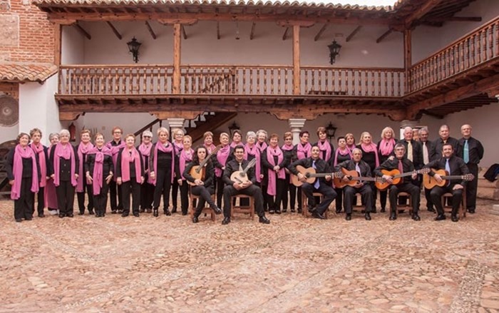 El coro del Centro de Mayores, en el patio del santuario de la Virgen del Socorro