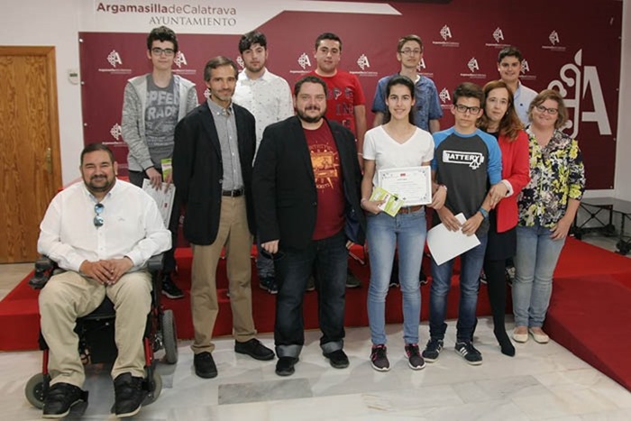 Fotografía de responsables de la Escuela de Informática y del Ayuntamiento, junto a algunos de los alumnos