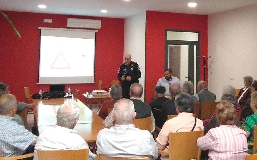 Lorenzo Lobato, oficial jefe de la Policía Local, impartiendo la charla