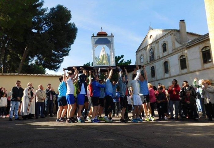 Más de un millar de daimieleños reciben a la Virgen de las Cruces en el Día de las Madres