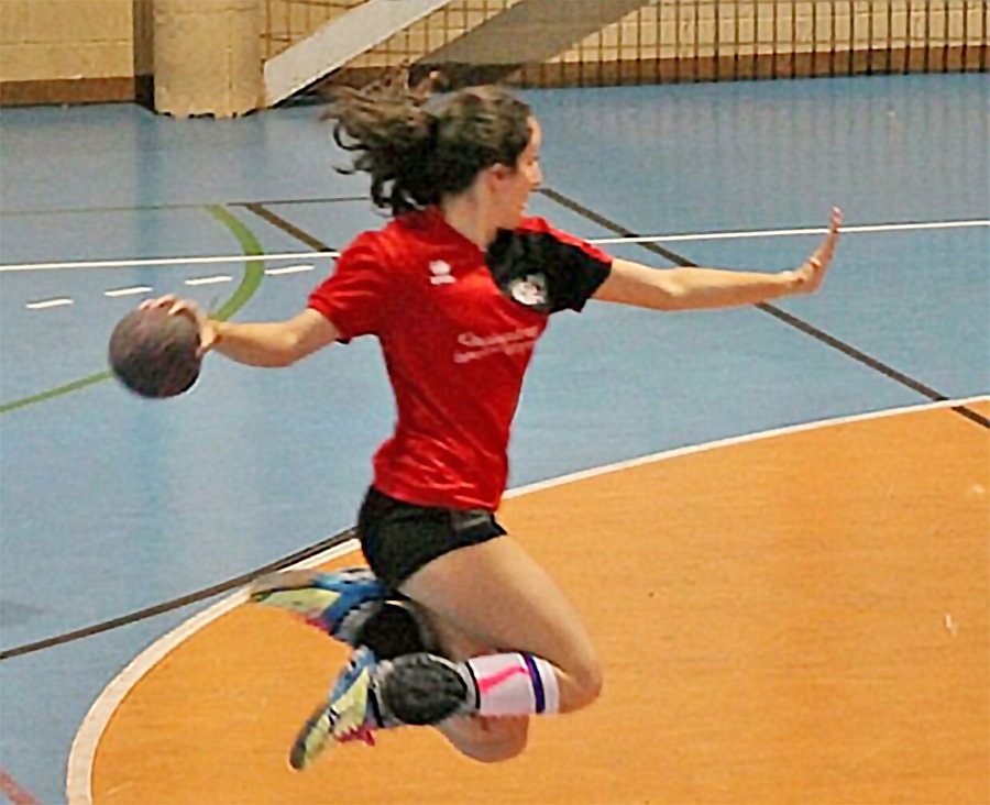 Paula Morales Serrano, con su medalla y trofeo del equipo