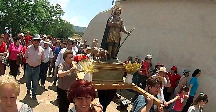 Procesión con la imagen de san Isidro, en una imagen de archivo