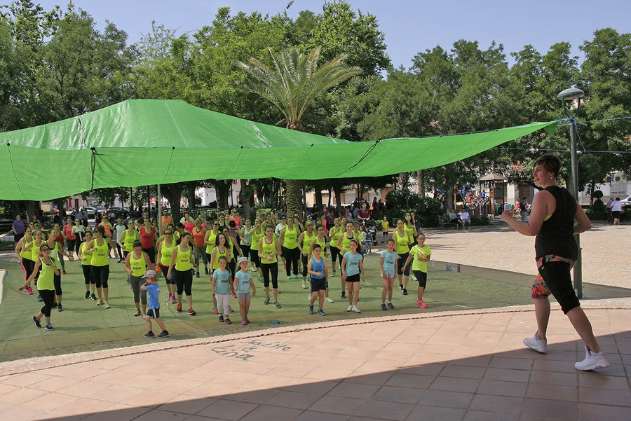 Un momento de la práctica de zumba en el Jardín