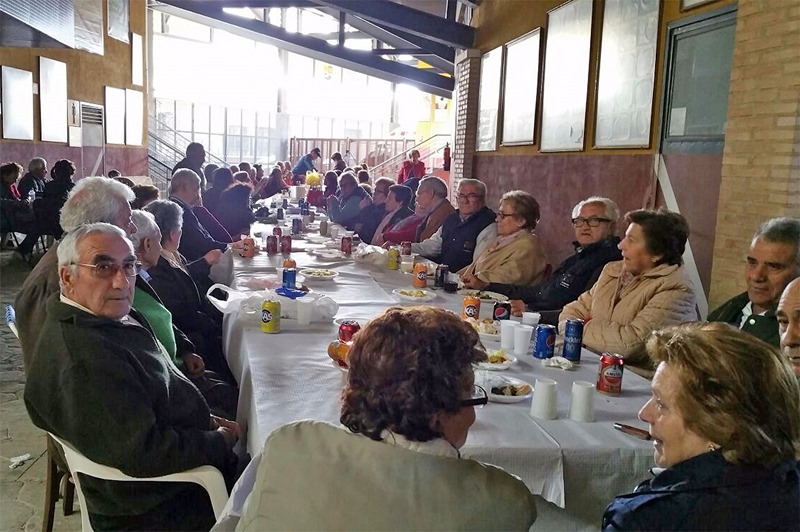 Una de las grandes mesas ocupadas por los comensales