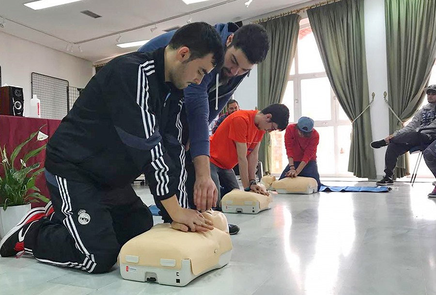 Varios jóvenes practican a la vez la técnica RCP