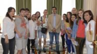 Caballero recibe a los estudiantes de ASPADES Puertollano que contarán en un trabajo cómo funciona la Diputación