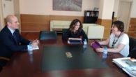 Patricia Franco conoce los proyectos de la Fundación Caja Rural de manos de su directora general, Ana Isabel López Casero