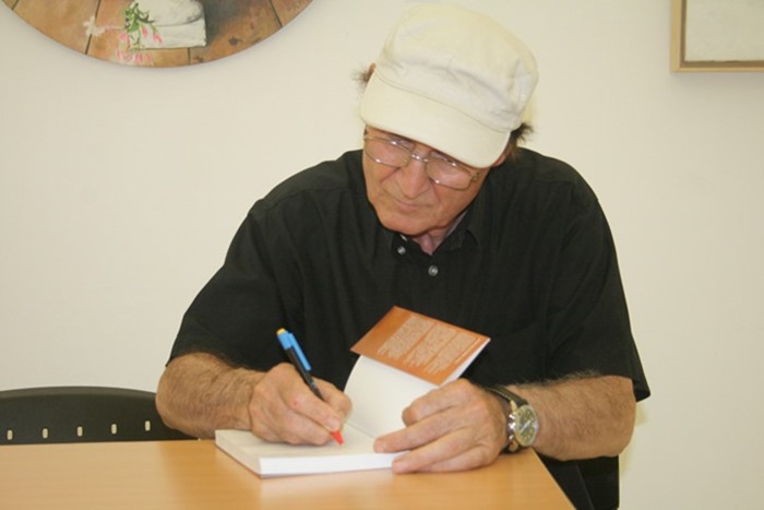 0 El autor de la novela La Reina Dios, González Ortiz, firmando ejemplares de su obra en el Museo de Puertollano