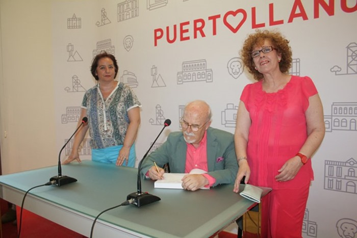 0 Miguel Galanes firmando ejemplares de su libro en el Museo Municipal de Puertollano