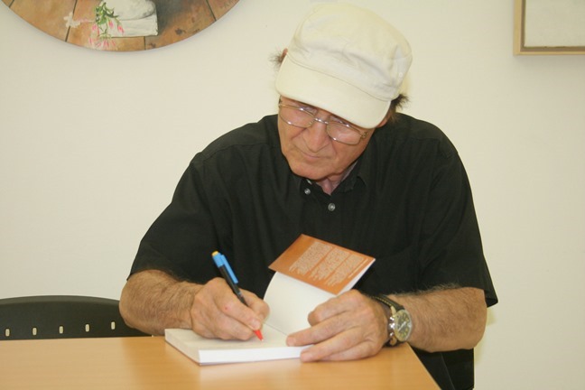 El autor de la novela La Reina Dios González Ortiz firmando ejemplares de su obra en el Museo de Puertollano