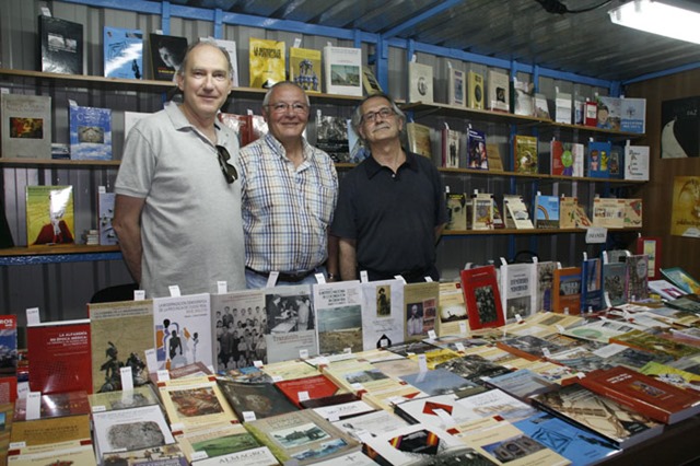 Foto de archivo de Manuel Ciudad y Andrés Mejia junto al escritor  Francisco J. Martínez Carrión en una edición anterior de la FELIP