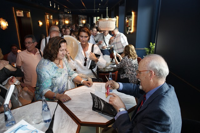 Miguel Galanes firmando ejemplares de su libro