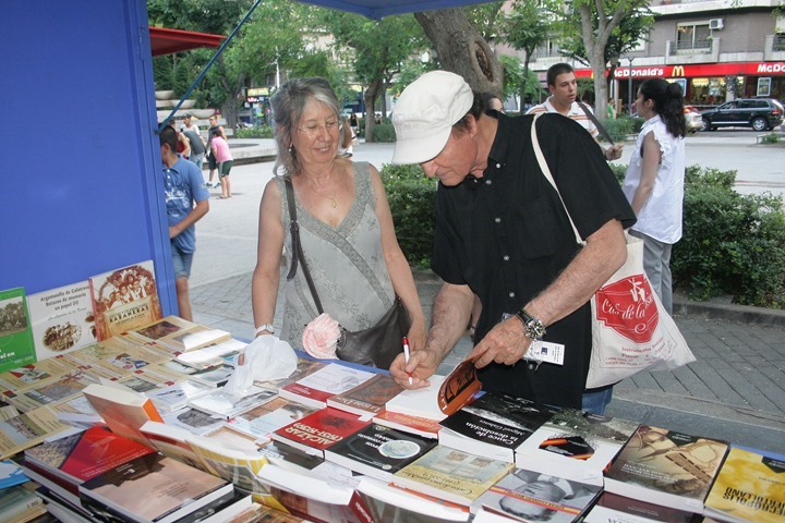 Ortiz continúo firmando ejemplares de su novela en las casetas de la Feria del Libro en Puertollano