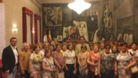 Caballero recibe a las amas de casa de Puertollano en su visita al Palacio Provincial