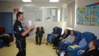 El Servicio de Estancias Diurnas de Miguelturra acoge una charla de la policía sobre agresión y engaño a personas mayores