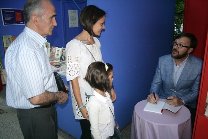 0 Daniel Marín Arroyo firmando ejemplares de su libro sobre la historia del ferrocarril en la provincia