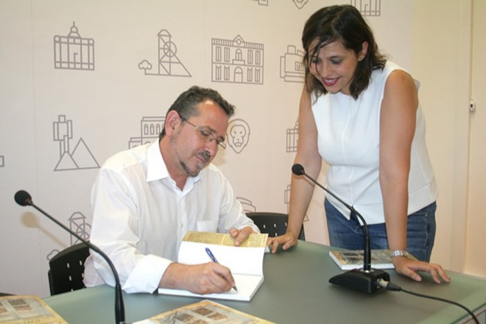 0 Díaz-Cacho firmando un ejemplar de su libro a la concejal de Cultura, Ana Muñoz