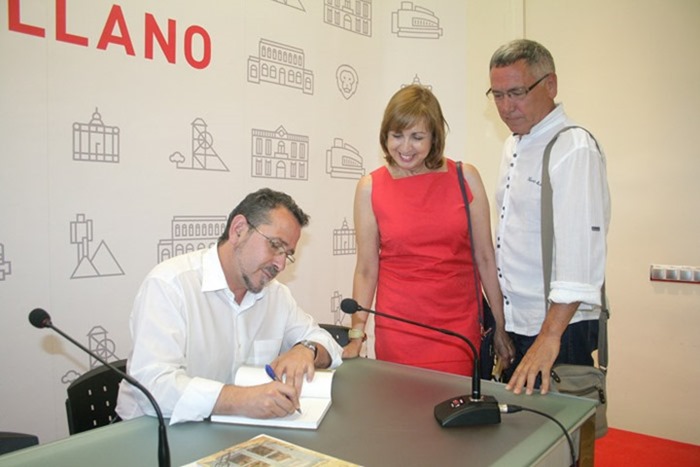 0 Díaz-Cacho firmando un ejemplar de su libro al fotógrafo Ventura Huertas autor de una de las fotos de portada del libro