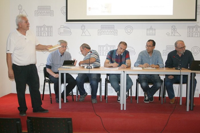 0 El editor Julio Criado presentando la mesa del coloquio celebrado en el Museo Municipal de Puertollano