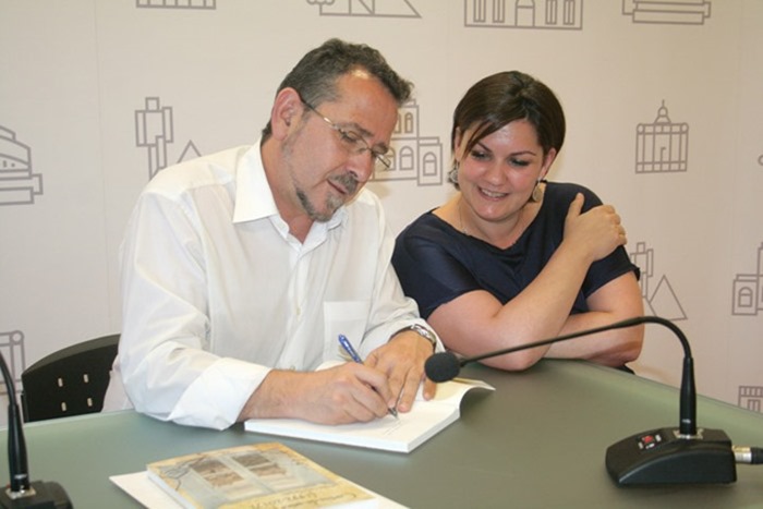 0 El poeta Luis Díaz-Cacho firmando un ejemplar de su obra a la alcaldesa de Puertollano