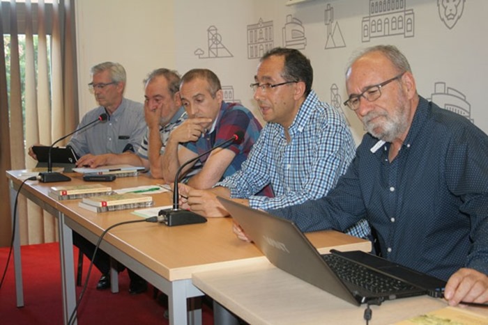 0 En primer termino Isidro Sánchez, Julio Bayo, Santos García Monroy, Manuel Muñoz y al fondo Ignacio Morate, en el encuentro de historia