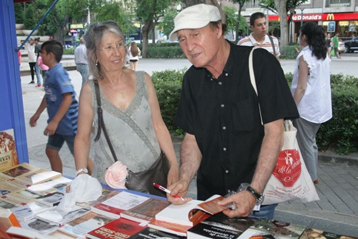 0 González Ortiz en la caseta de La Tienda de los Libros firmando ejemplares de sus libros