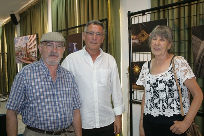 0 Los alfareros Ángel Leal y Graci Arias del Centro Alfarero La Estación posando junto al artista