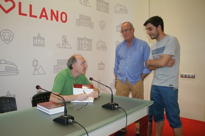 0 Manuel Ciudad Ruiz firmando ejemplares de su obra en el Museo Municipal de Puertollano