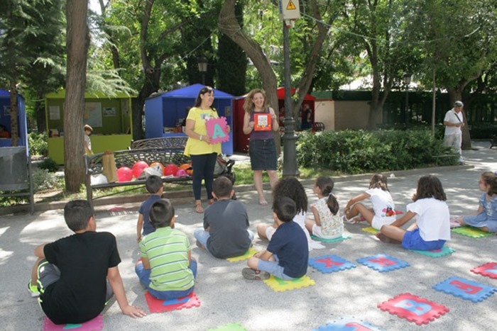 0 Nieves Fernández y María Ángeles Camacho con niños durante la celebración del cuentacuentos