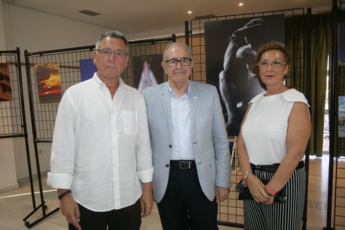 0 Responsables de la AECC provincial y local acompañaron a Huertas Serrano en la puesta de largo de su obra