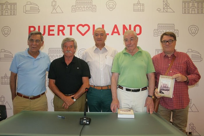 0 Vicente de Gregorio posando junto a lectores en el museo municipal de Puertollano