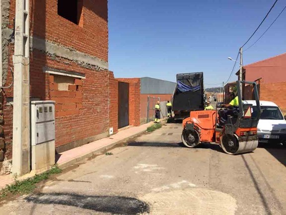 Arreglo de baches en una calle