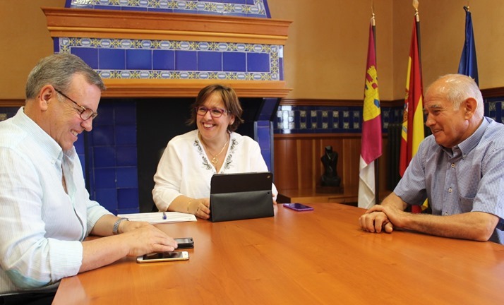 Carmen Olmedo con alcalde de Villamanrique 1