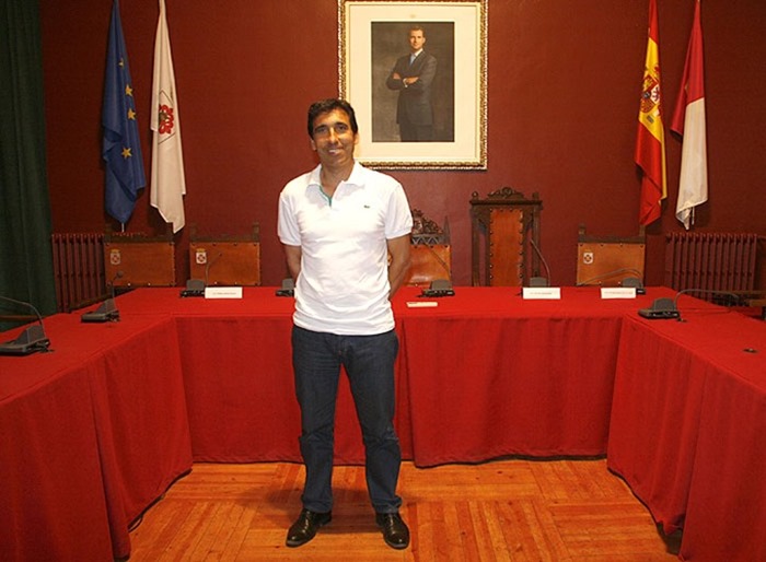 Daniel Ureña alcalde de Almagro en el salón de plenos