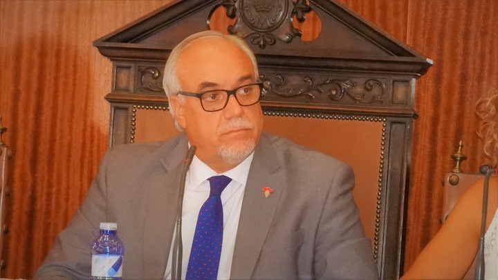 El alcalde, Julian Nieva, en el pleno municipal