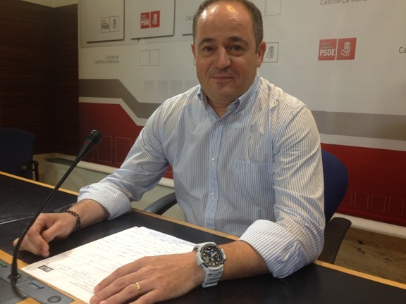 El diputado regional, Emilio Sáez, en rueda de prensa