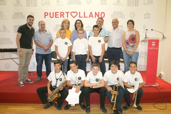 Foto de familia de los participantes al recital 'Palabra de Dios' en Puertollano