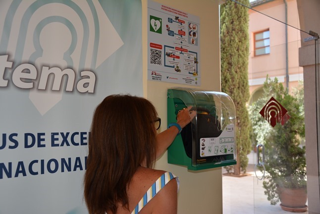 Imagen de uno de los desfebriladores instalados