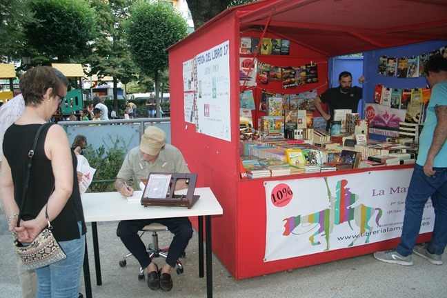 José González Ortiz firmando ejemplares de su novela en la caseta de Librería La Mancha