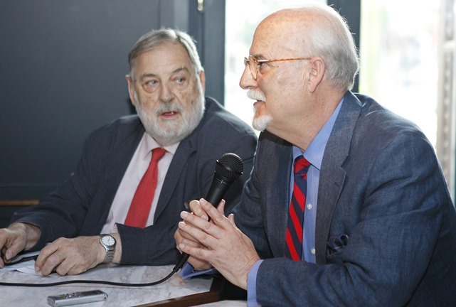 Juan Van-Halen y Miguel Galanes en la presentación de 'Cauce de la desolación' en el Café Comercial de Madrid