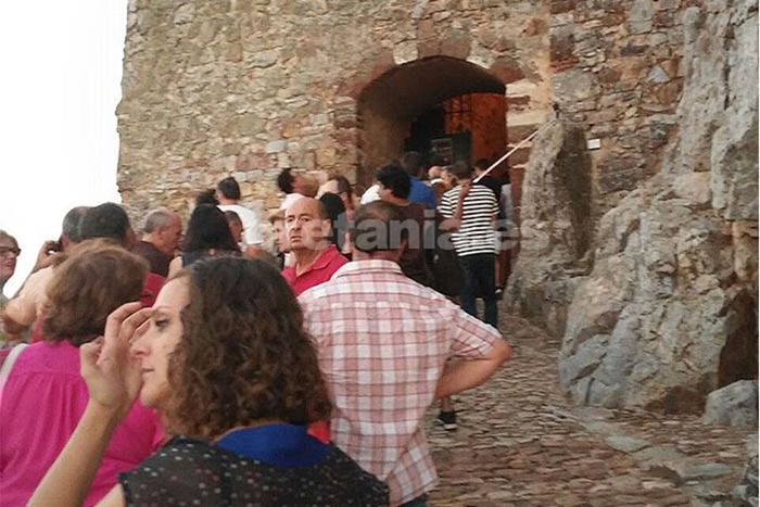 Largas colas de entrada al Castillo auguraban el éxito de la convocatoria cultural2