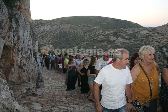 Largas colas de entrada al Castillo auguraban el éxito de la convocatoria cultural